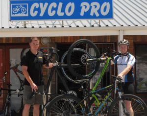 Cyclo Pro-GT will once again be providing technical support during The Herald VW Cycle Tour on February 1 and 2. Here GT regional manager Stephen Craddock (left) lends a hand to Cyclo Pro's Andrew Briggs. Photo: Sam Majela