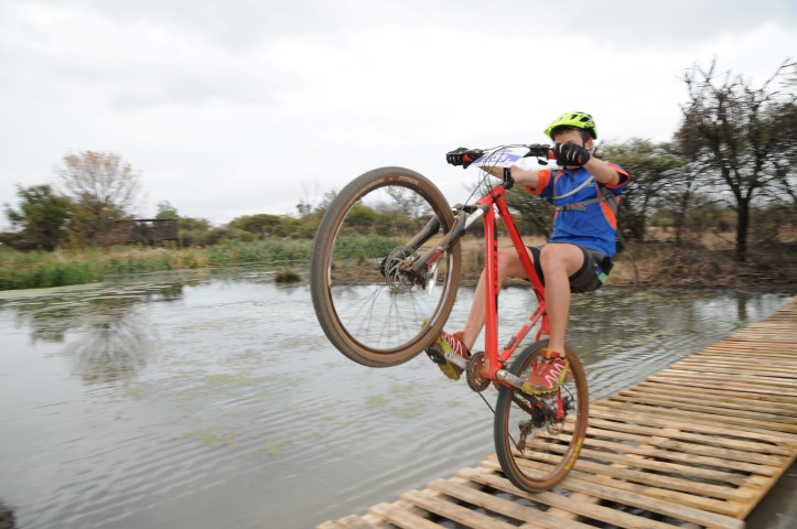 Andrew Westaway and Ronel van Straaten won the men's and women's categories in the Bestmed Sondela MTB Classic 40km race on Sunday. Photo: Jetline Action Photo