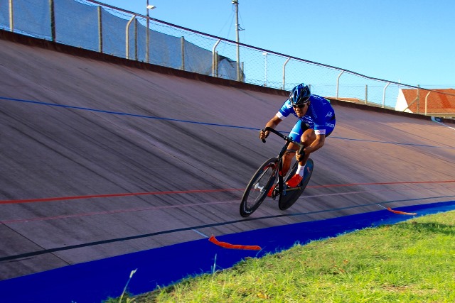 Team Telkom's Nolan Hoffman in action at the past weekend's South African National Omnium Championships at the Westbourne Oval in Port Elizabeth. Photo: Mylene Paynter