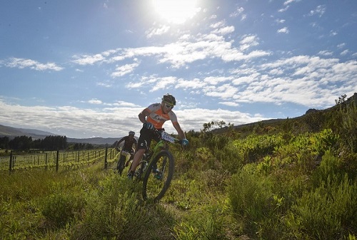Tristan de Lange navigating the singletrack through Hermanus, with CP van Wyk hot on his trail, at Trailseeker Hemel & Aarde at the weekend. Photo: www.zcmc.co.za