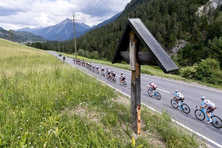 2017 Tour de Suisse cyclists in action.