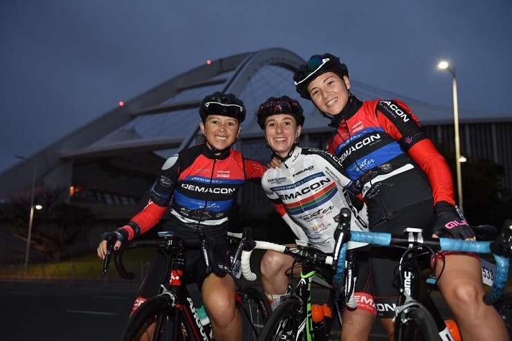 Kim le Court (right) alongside her Demacon teammates Lynette Burger (left) and Carla Oberholzer before the Tour Durban today. Photo: Supplied