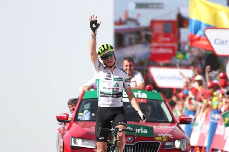 Dimension Data's Ben King won the 200km stage nine of the Vuelta a Espana in thrilling fashion on the summit of La Covatilla today. Photo: Unipublic/Luis Ángel Gómez