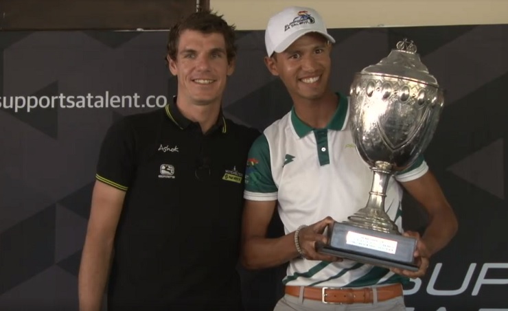 Daryl Impey (left) handing over the trophy to the overall elite men's winner Jayde Julius at the Support SA Talent awards breakfast yesterday. Photo: Streamit360.tv