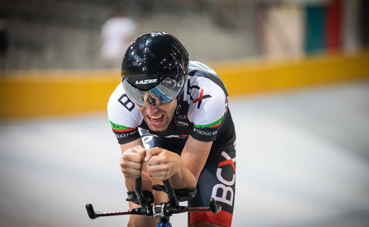 Steven van Heerden left it late to clinch the SA National Ominum Champs title at the Bellville Velodrome today. Photo: Owen Lloyd